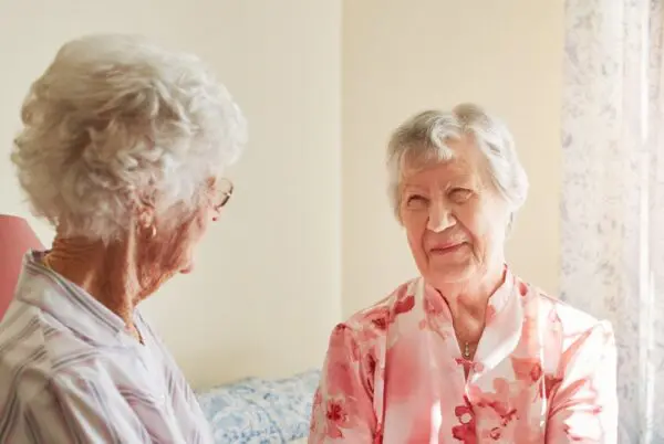 Twee vrouwen kijken elkaar aan
